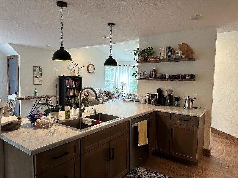 3 bed, 2.0 bath, 1800 sqft, $1,590 — Photo 2