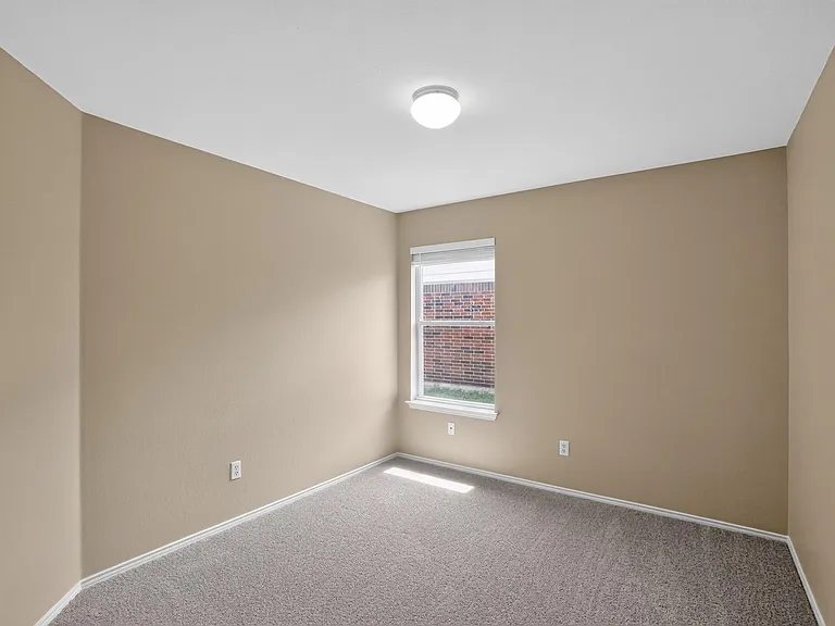 111 Mossy Rock Cv — Photo 10