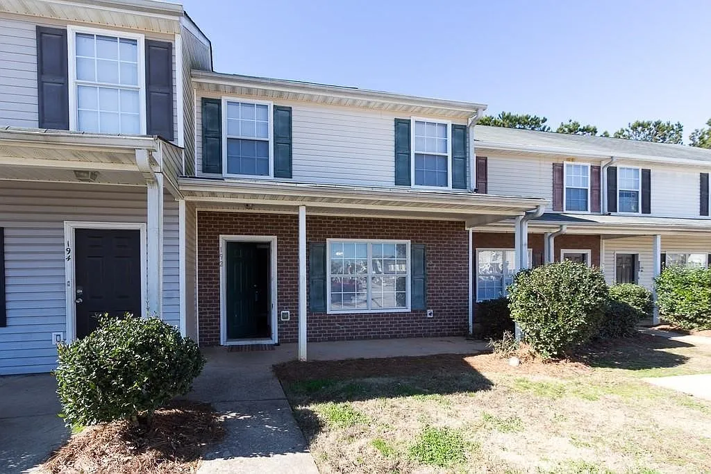3 bed, 2.5 bath, 1360 sqft, $1,375 — Photo 1