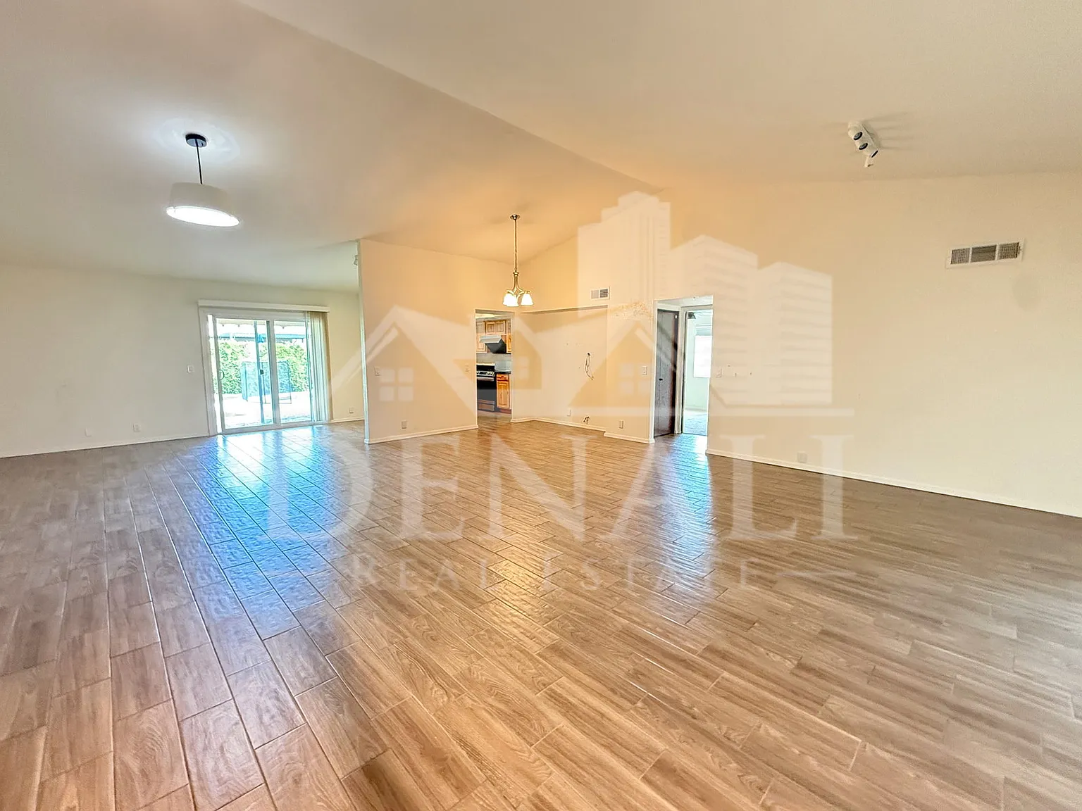 4 bed, 2.0 bath, 2115 sqft, $2,995 — Photo 2