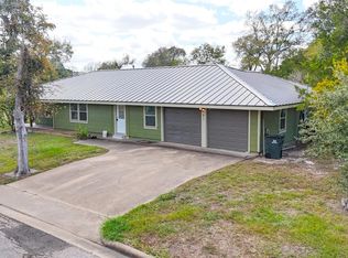911 Depot St, El Campo, TX 77437