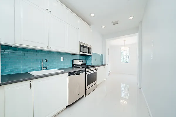 Rented by Voro, LLC | media 31