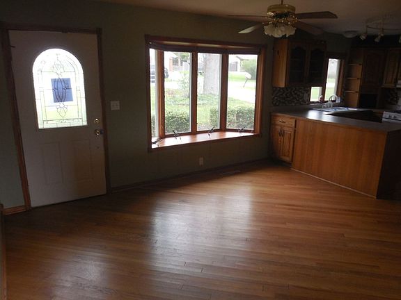 4th image of 341 Hilltop Dr