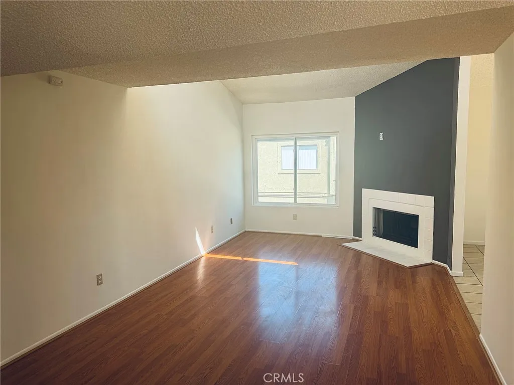 2 bed, 1005 sqft, $2,800 — Photo 3