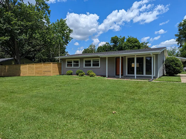 1701 Brentmoor Ln — Photo 2