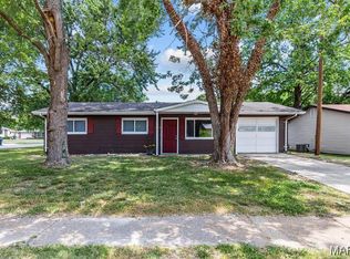 1395 Bluebird Dr, Florissant, MO 63031