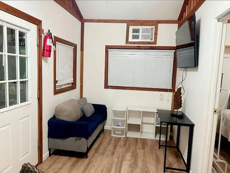 2 bed, 420 sqft, $2,550 — Photo 2