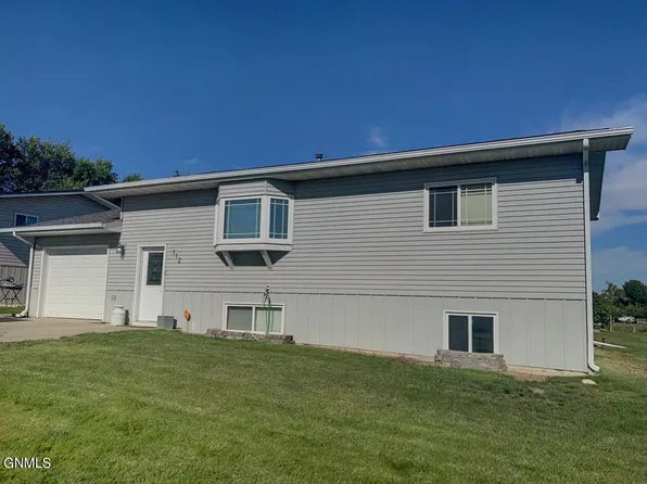112 7th St SE, Watford City, ND 58854