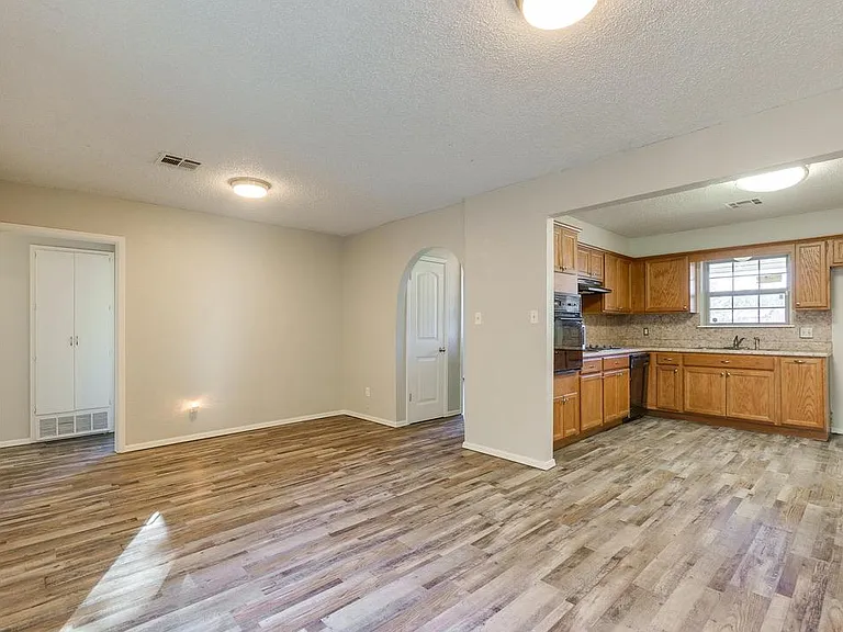 1603 Sheffield Dr — Photo 6