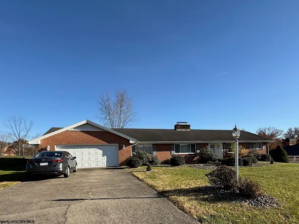 112 Village Dr, Bridgeport, WV 26330