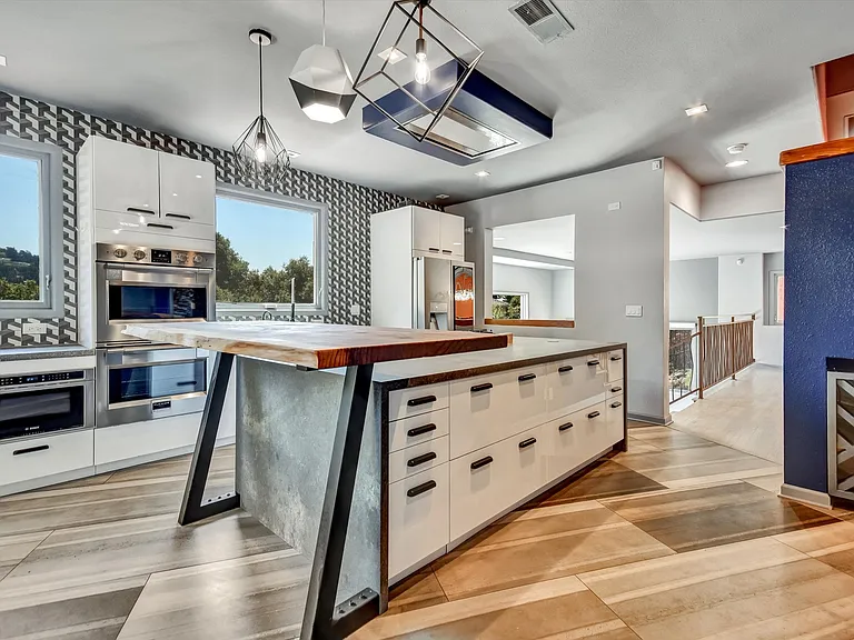 7001 Buckingham Blvd — Photo 2