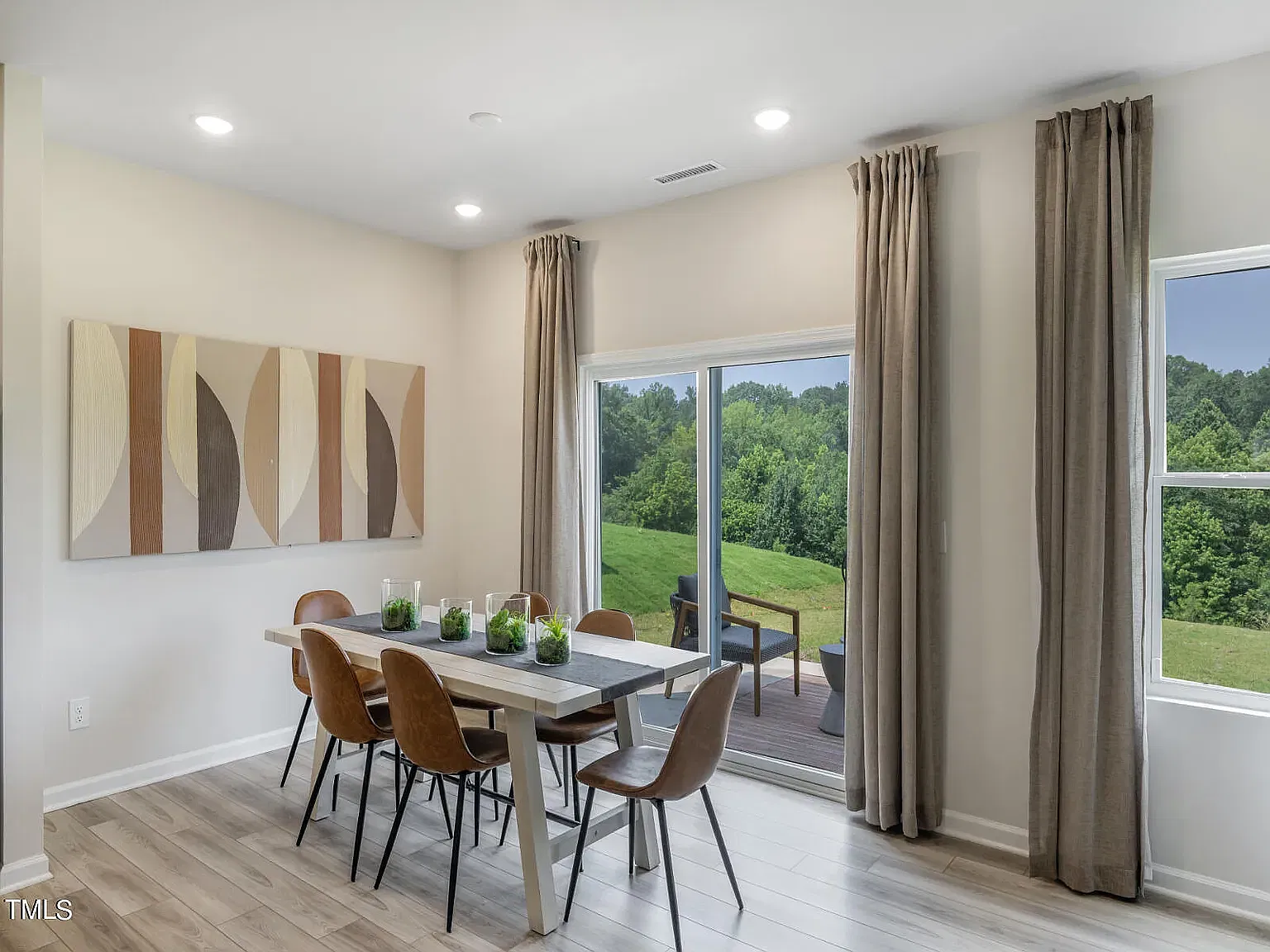 5 bed, 2700 sqft, $2,249 — Photo 3