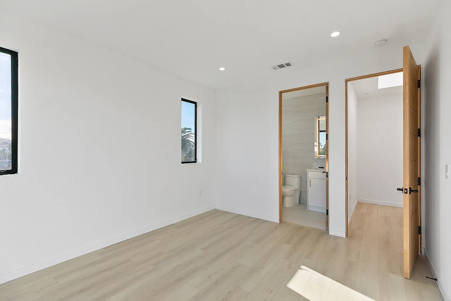 4 bed, 2150 sqft, $5,500 — Photo 2