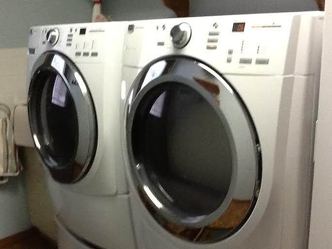 UPRIGHT WASHER AND DRYER