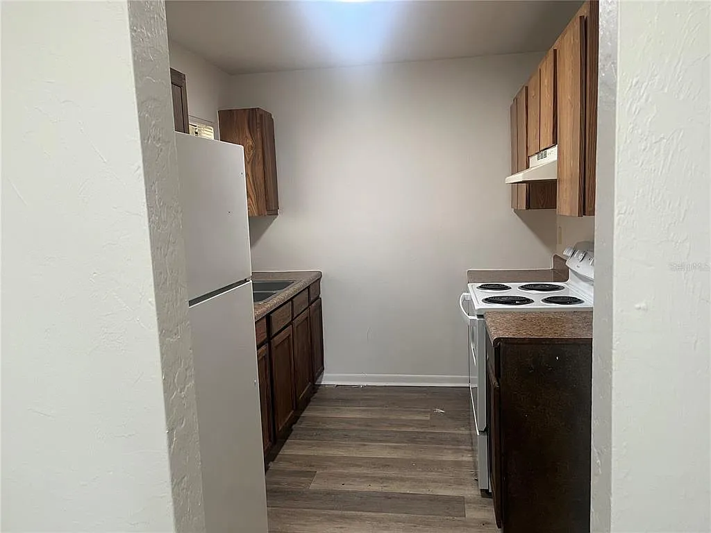 2 bed, 1.5 bath, 900 sqft, $1,300 — Photo 3