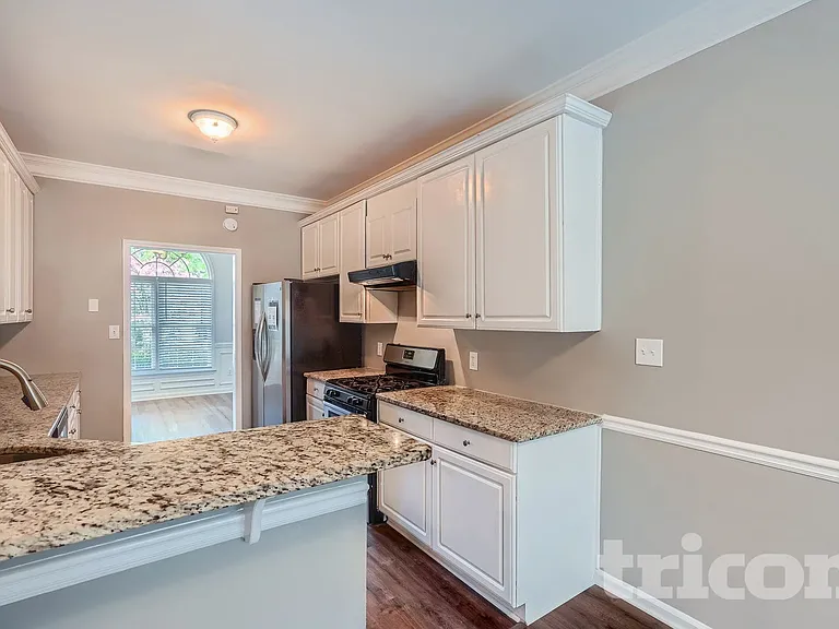 2200 Sugarbirch Dr — Photo 9
