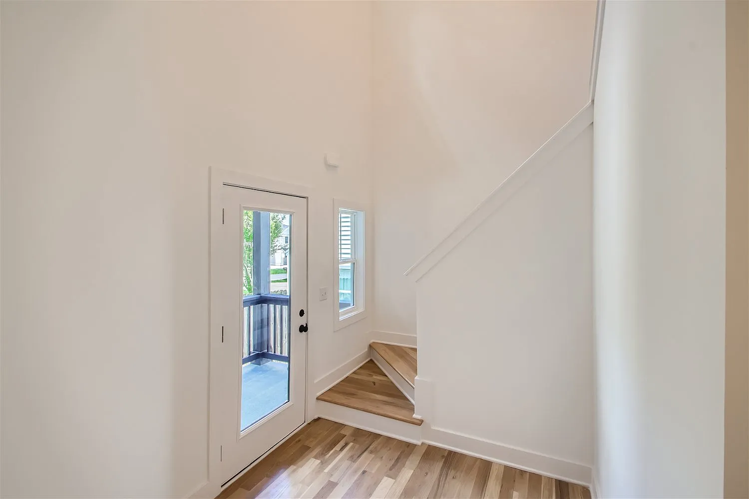 3 bed, 2.5 bath, 1976 sqft, $3,200 — Photo 3
