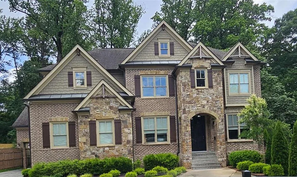 2110 E Roxboro Rd NE