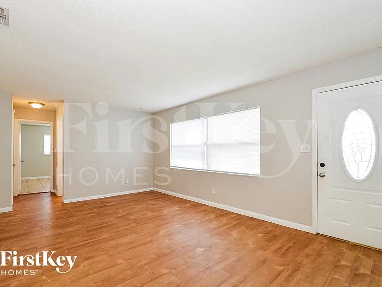 1836 Columbine Dr — Photo 2