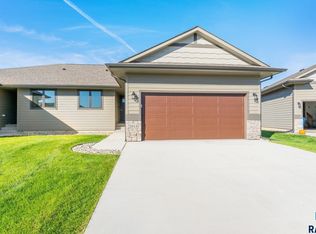 2015 S Sonoma Pl, Sioux Falls, SD 57106