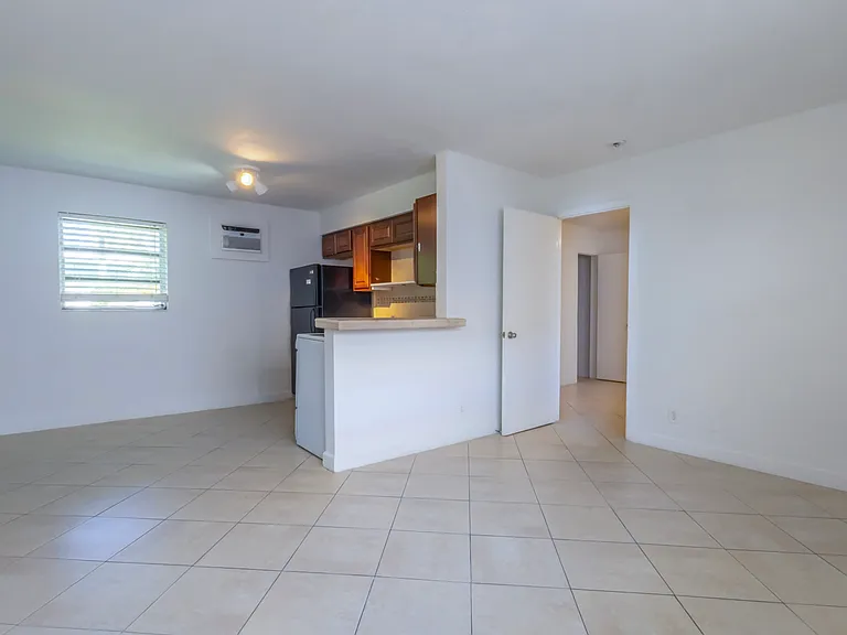 490 SE 21st St #2 — Photo 10