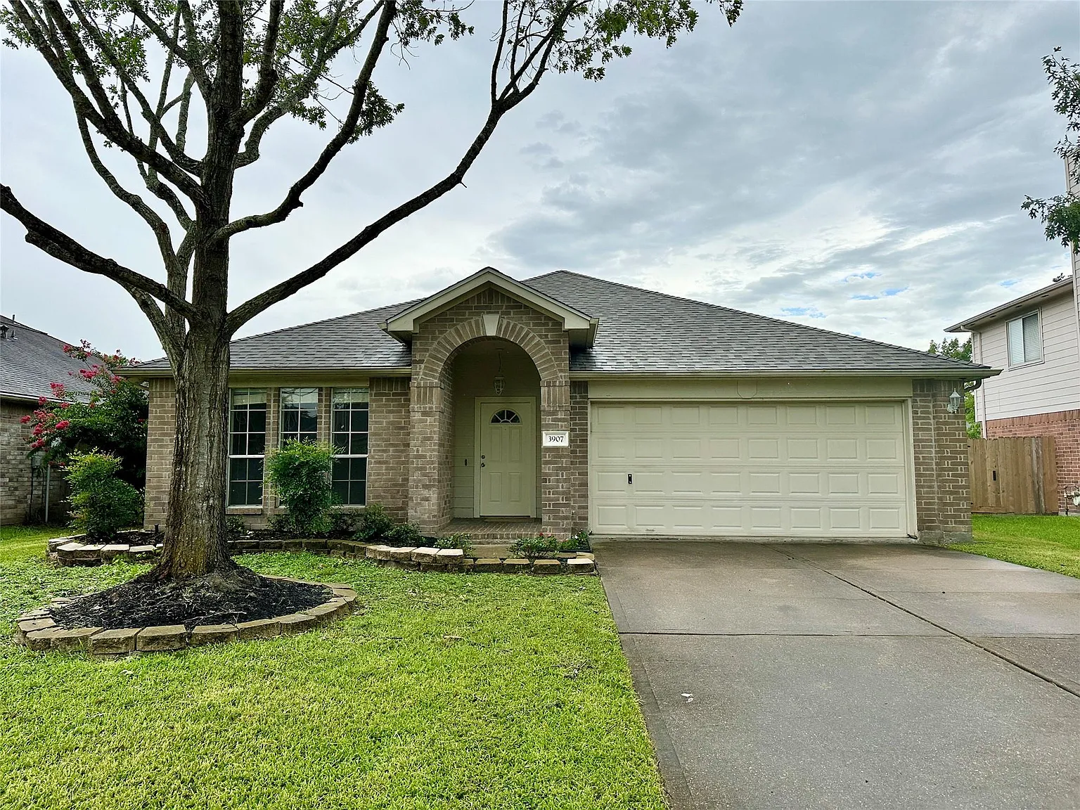 3 bed, 2.0 bath, 1944 sqft, $1,850 — Photo 1