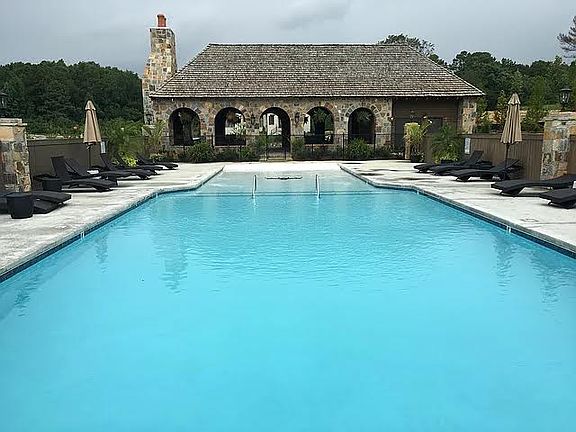 Pool & Clubhouse