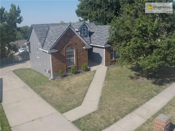 304 SW 24th St, Oak Grove, MO 64075