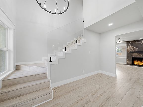 4th image of 118 S Gardenview