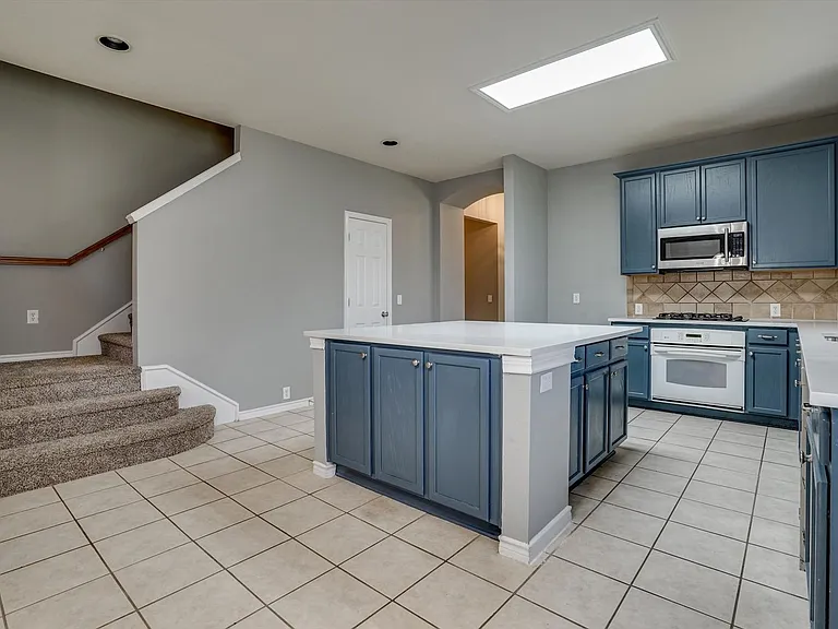 7657 Ravenhill Dr — Photo 9