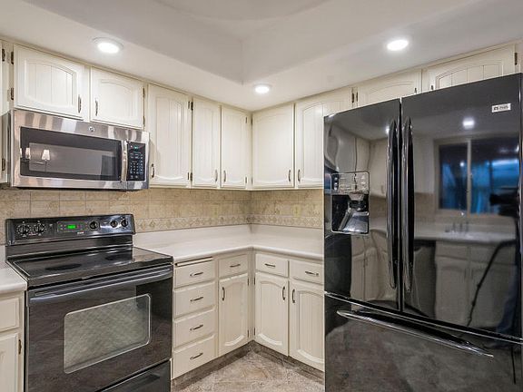 4th image of 989 Leisure World