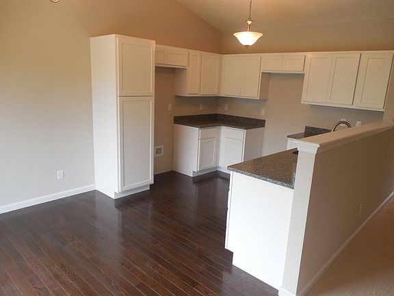 3rd image of 6528 Greentree Dr