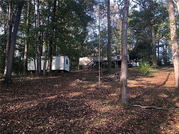 5th image of 215 Beaver Ln