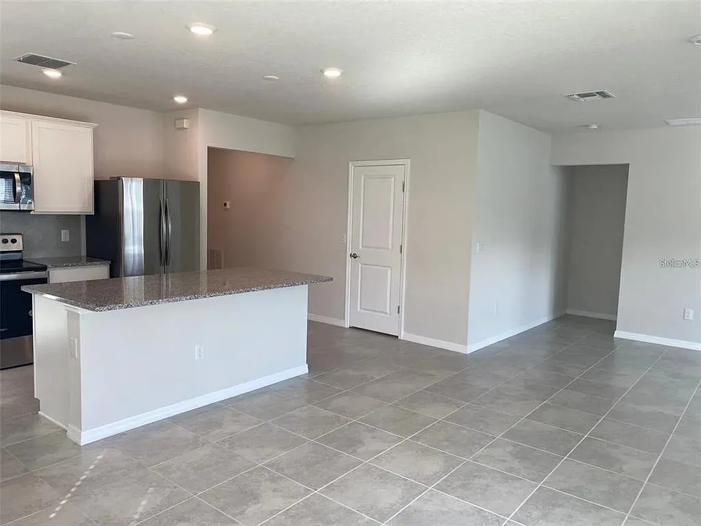 3 bed, 2.0 bath, 1844 sqft, $2,696 — Photo 4