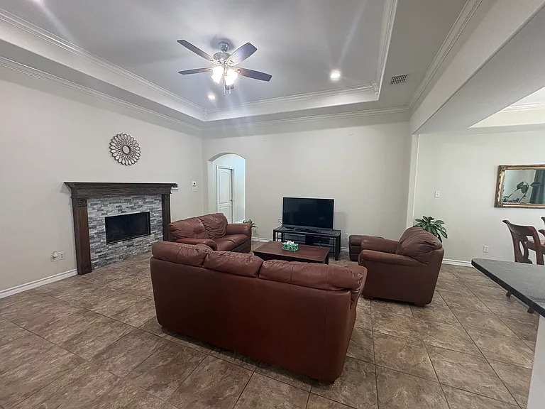 1921 Woodbend Dr — Photo 9