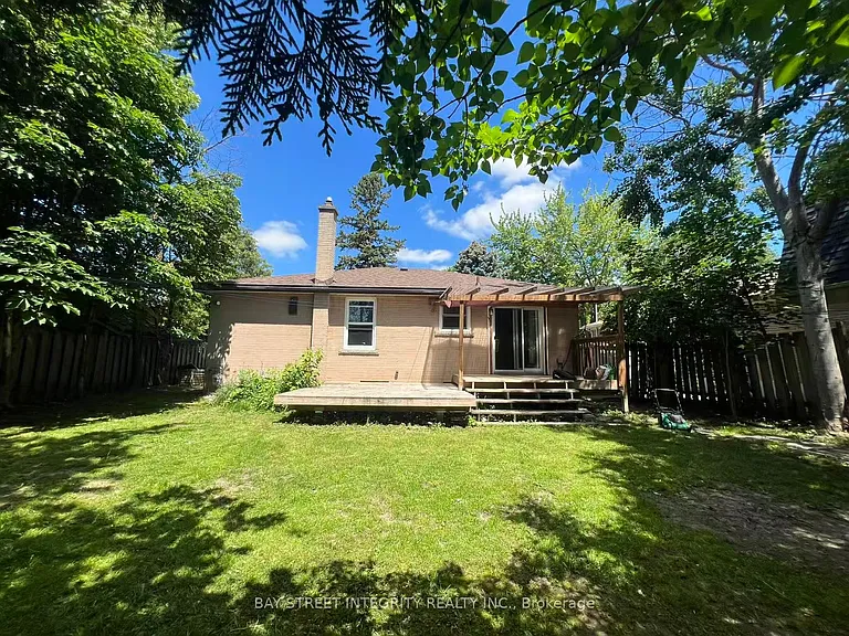 520 Lynett Cres — Photo 18