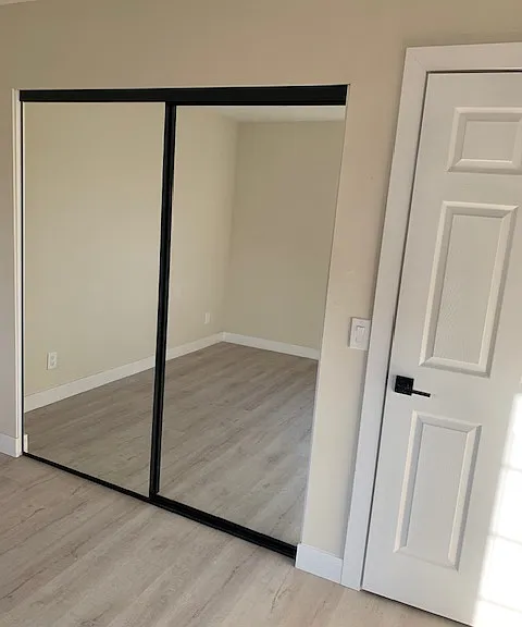 mirrored bedroom closet
