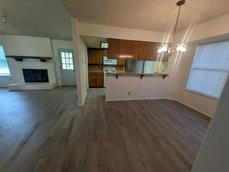 800 E Central Dr — Photo 3