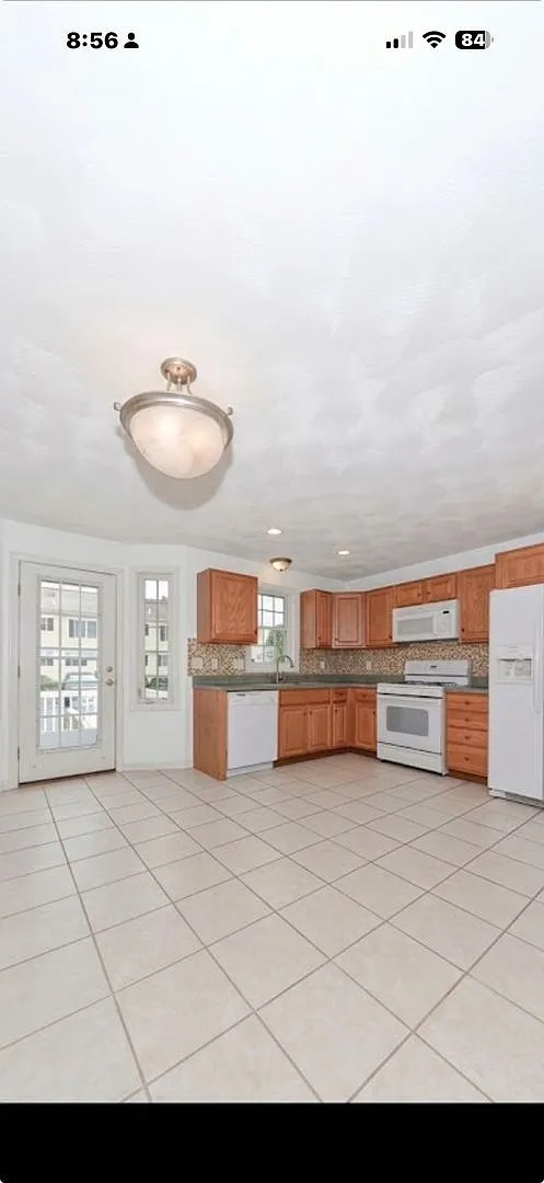 2 Bedroom 2 Bathroom Pawtucket — Photo 4