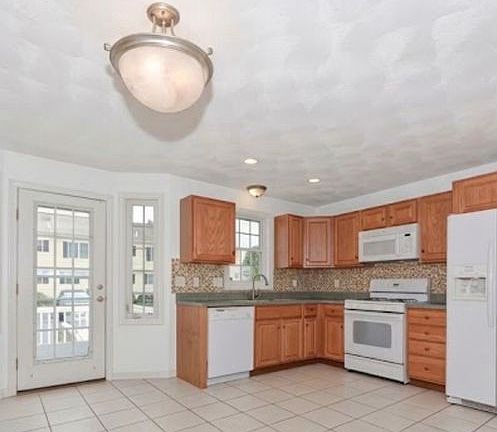 4th image of 8 Tobie Ave