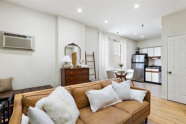 1st image of 711 Willow Ave APT 4H