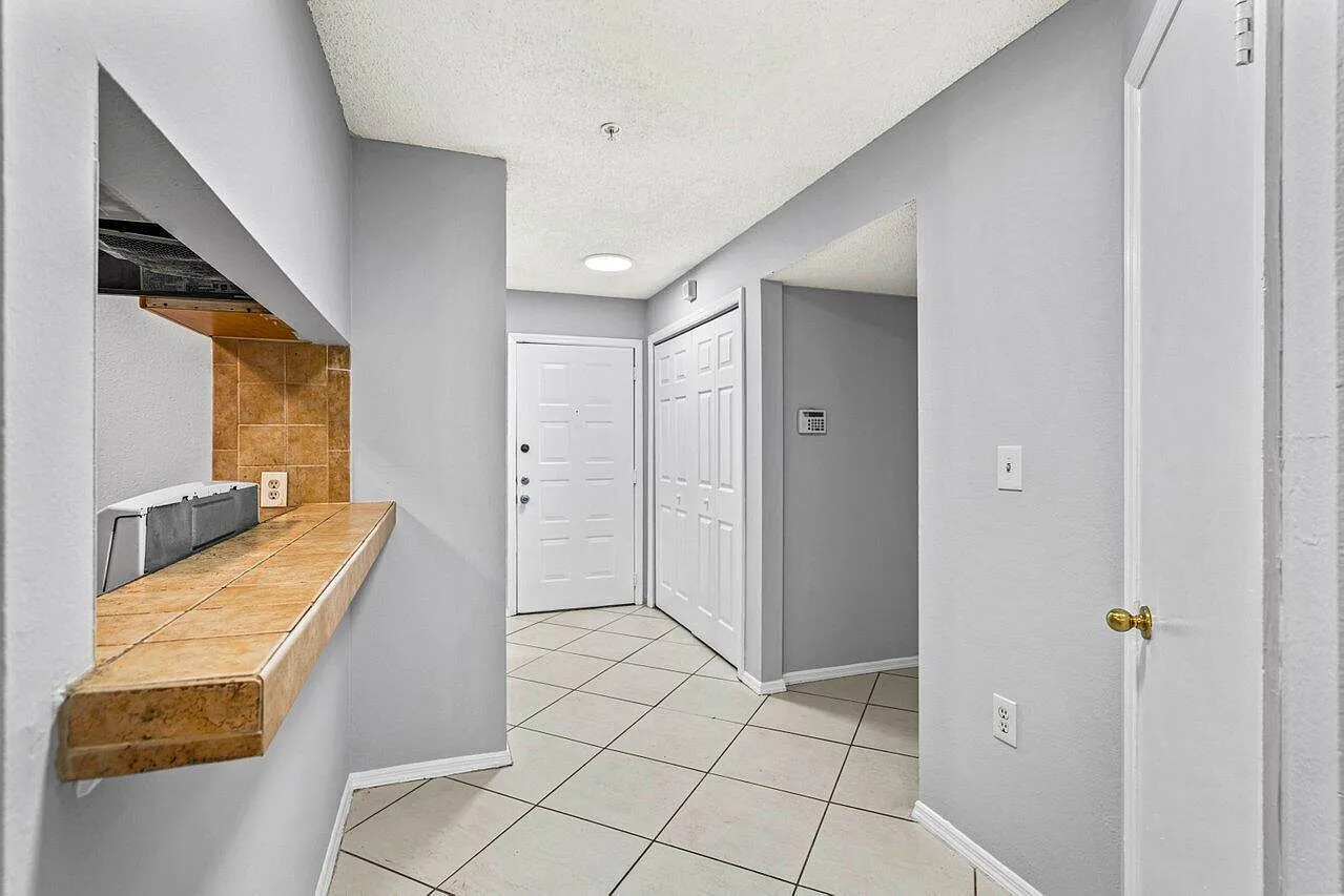 3 bed, 2.0 bath, 1217 sqft, $2,350 — Photo 2