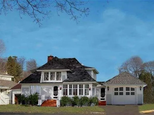 352 Traverse St, Harbor Springs, MI 49740
