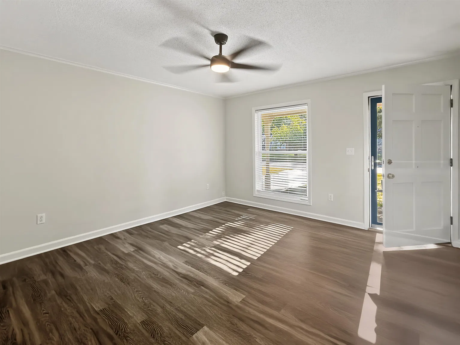 3 bed, 1.5 bath, 1329 sqft, $1,900 — Photo 4
