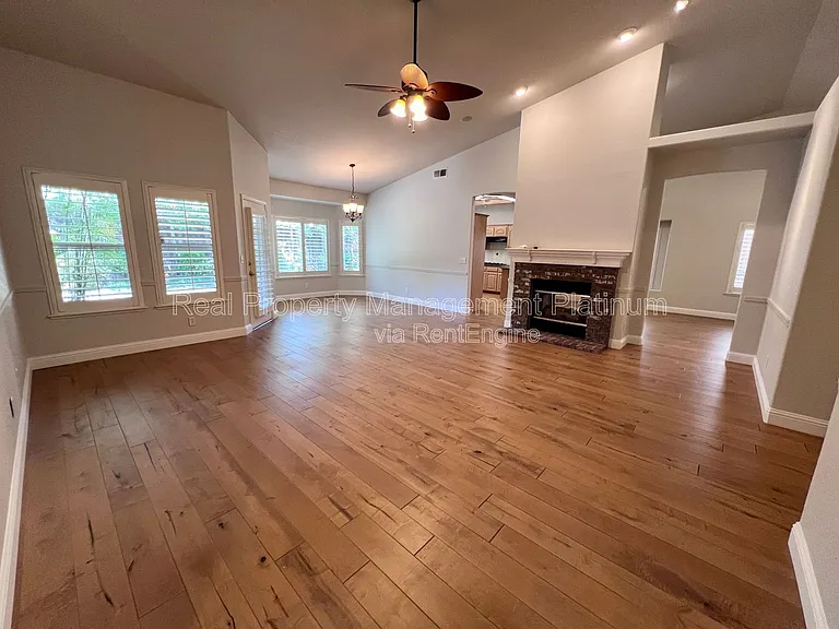2552 E Kelso Ave — Photo 3