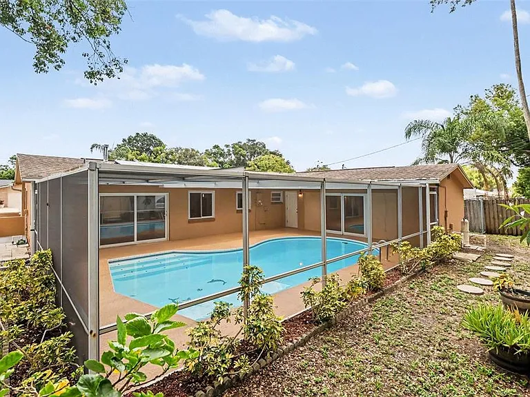 1520 Simmons Dr — Photo 5