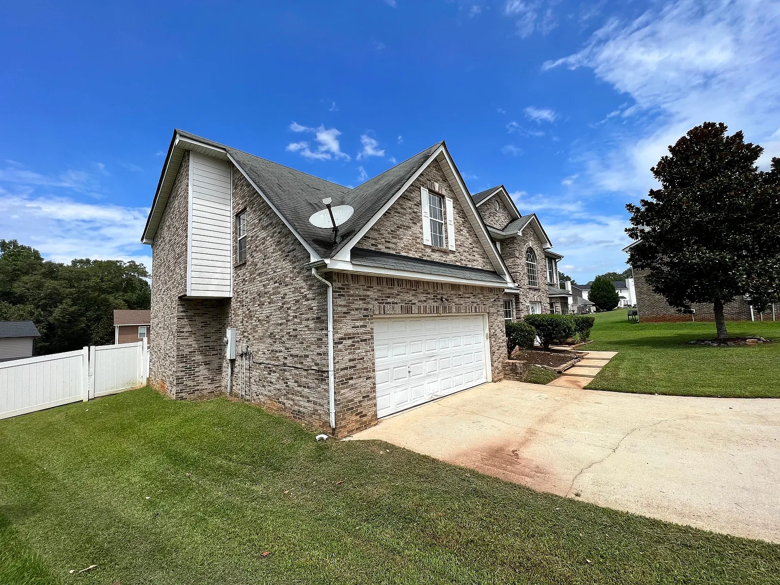 5 bed, 3384 sqft, $2,800 — Photo 4