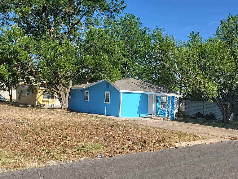608 Vermont St — Photo 2