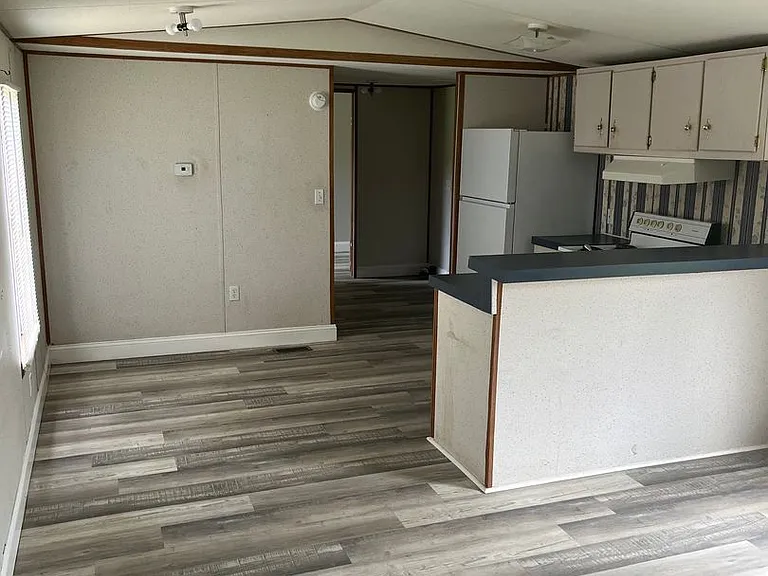 173 Leslie Rd — Photo 1