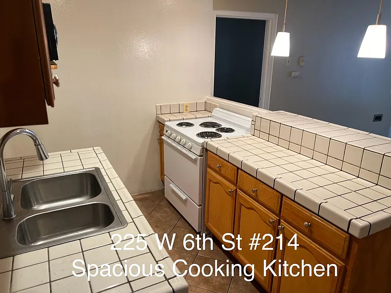 225 W 6th St #214 — Photo 7